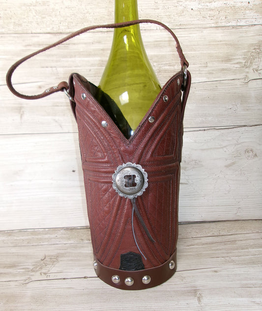 Cowboy boot-shaped wine bottle holder with a green bottle on a wooden surface